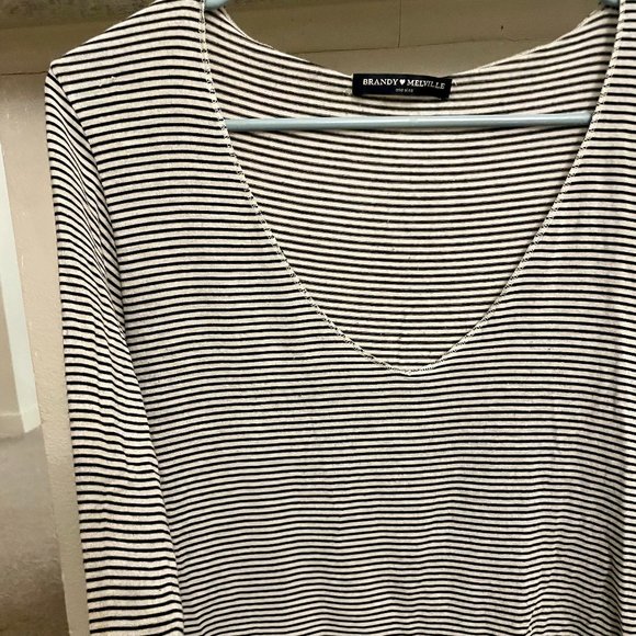 Brandy Melville • Long Sleeve • One Size • Semi Cropped • Black & White - Picture 2 of 4